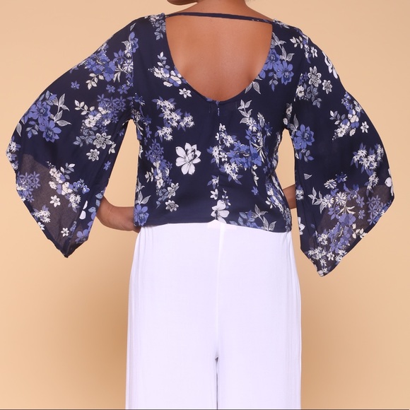 Beautiful blouse a every day need grab and go - Picture 2 of 2